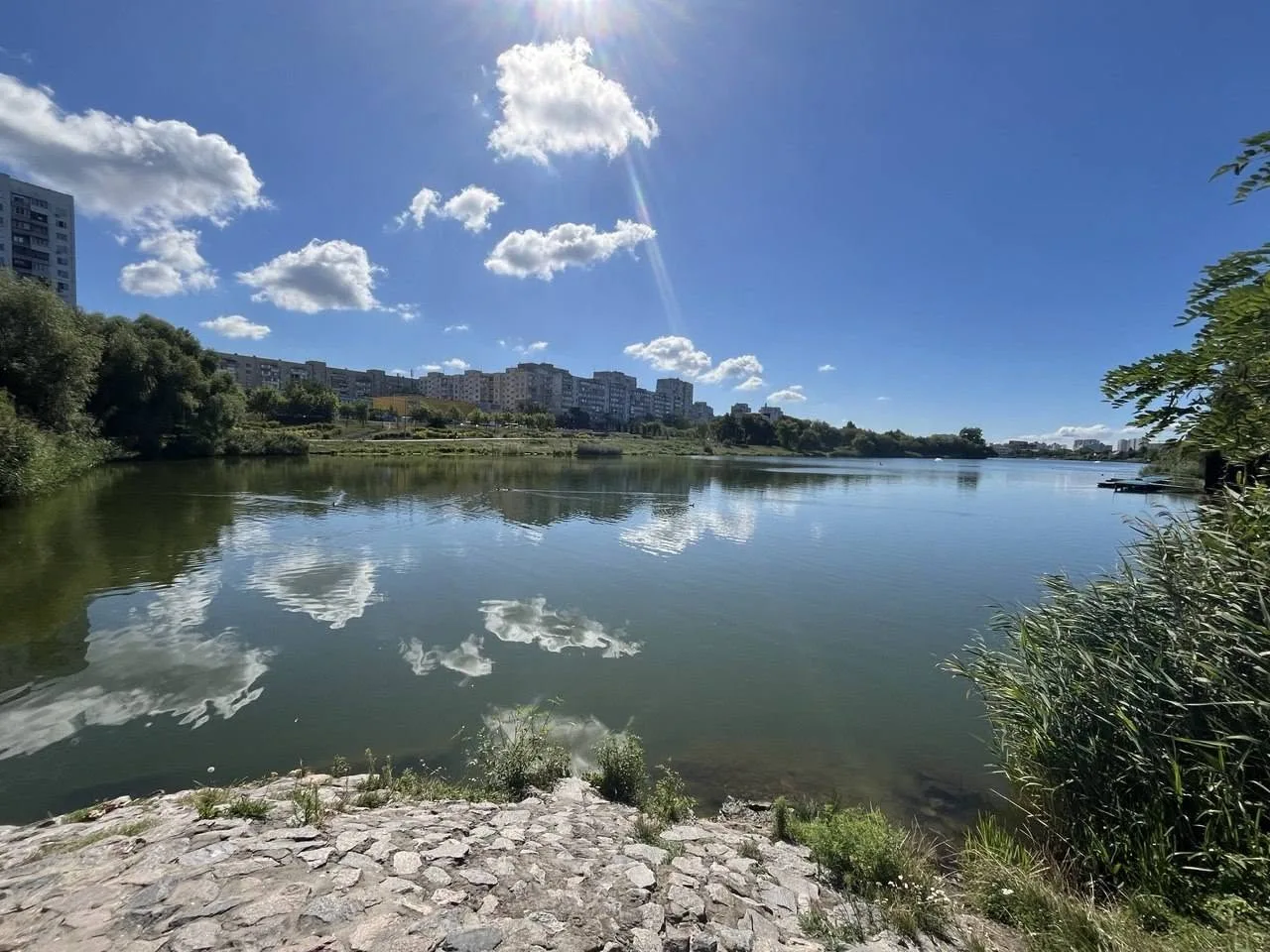Райдужне озеро в Києві — риболовля, особливості водойми та відпочинок